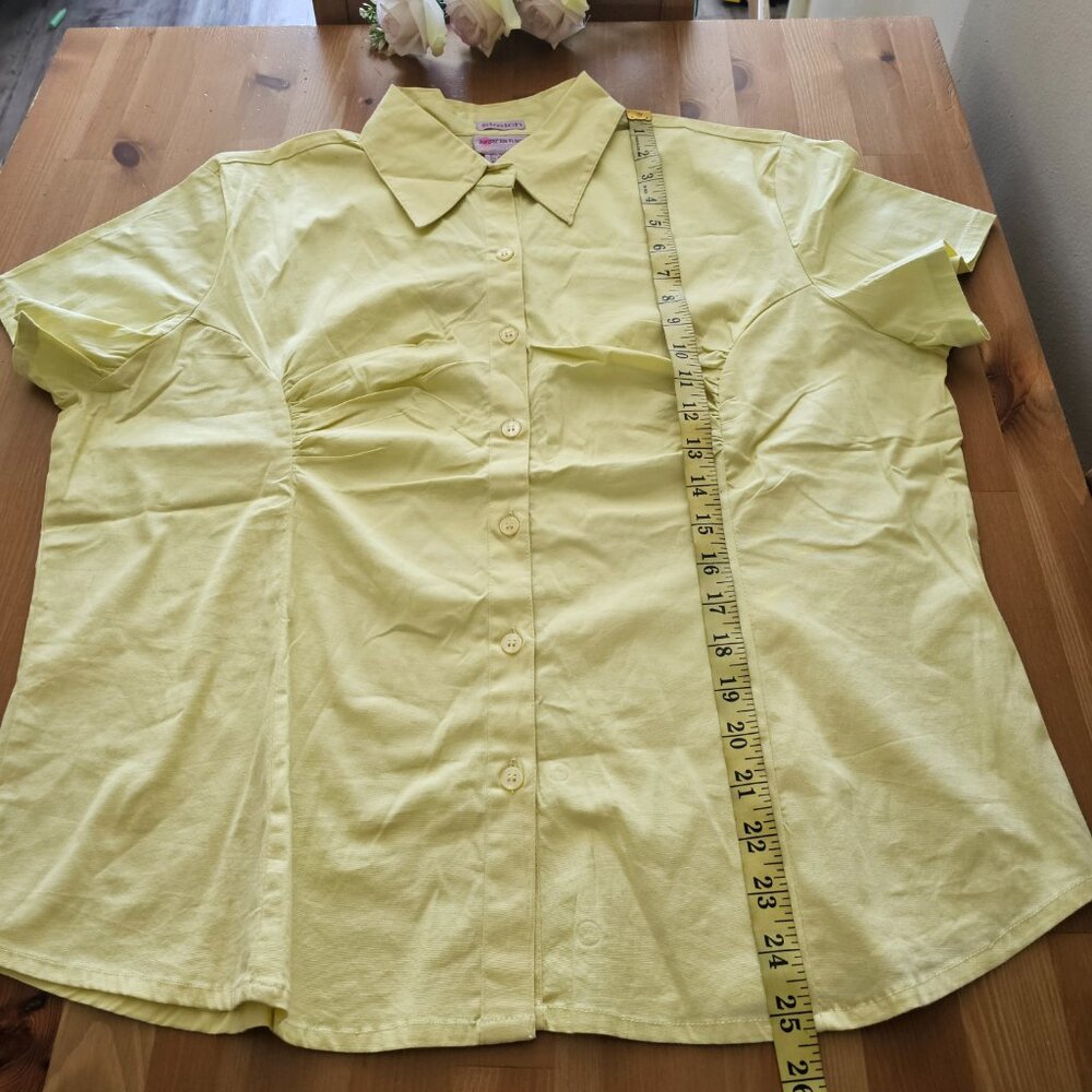 American Flirt - Women's Easy-Care Basic Collared Button Down Shirts Short Slee - Picture 4 of 12